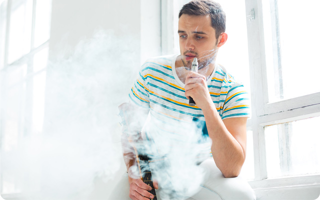 homme vape du e-liquide cbd