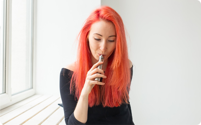 femme vapoter eliquide cbd