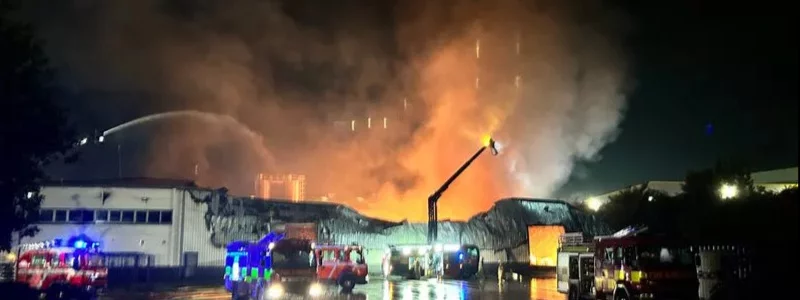 Feu à l'usine de Dinner Lady. Photo Lancslive