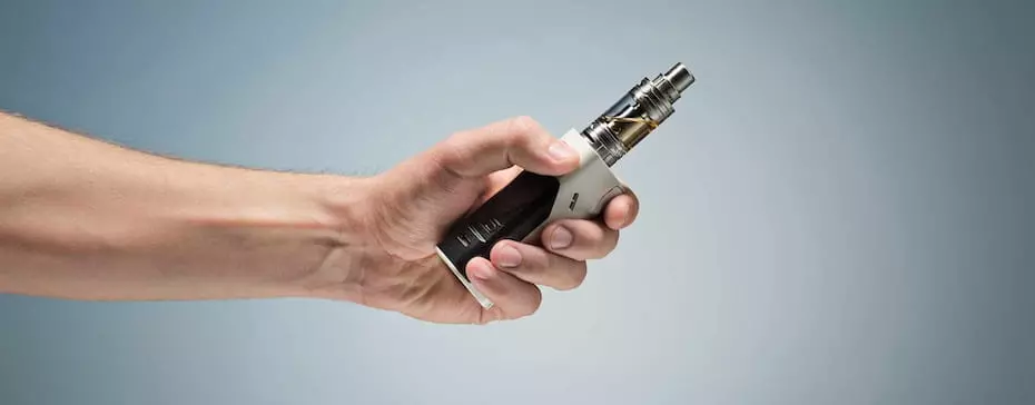 Emmanuel Macron s’affiche avec une cigarette électronique